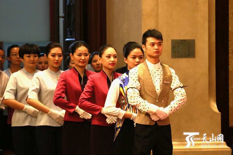 备战第五届中国—亚欧博览会(图2) 自治区机关事务管理系统“展机关事务风采·迎中国—亚欧博览会”文化知识技能竞赛服务礼仪比赛现场。