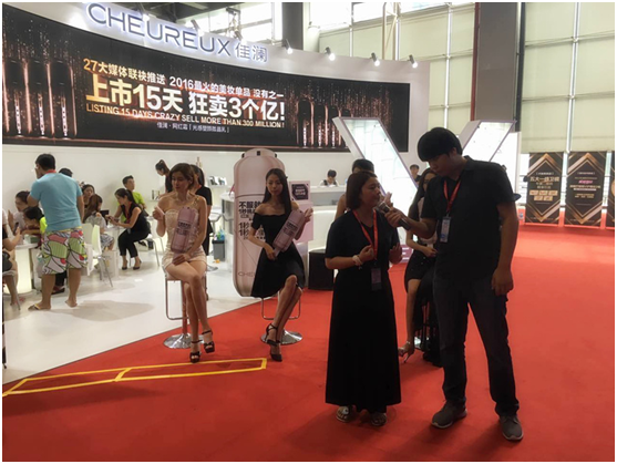 佳澜网红霜闪耀亮相美博会引爆全场(图1) 佳澜网红霜闪耀亮相美博会引爆全场(图1)