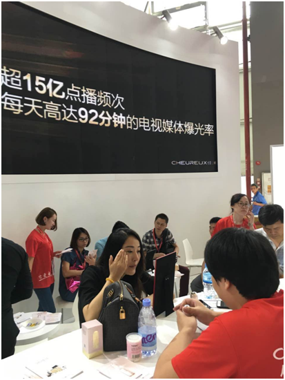 佳澜网红霜闪耀亮相美博会引爆全场(图4) 佳澜网红霜闪耀亮相美博会引爆全场(图4)