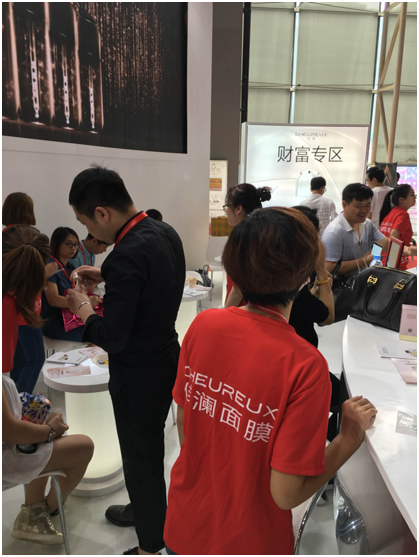 佳澜网红霜闪耀亮相美博会引爆全场(图3) 佳澜网红霜闪耀亮相美博会引爆全场(图3)